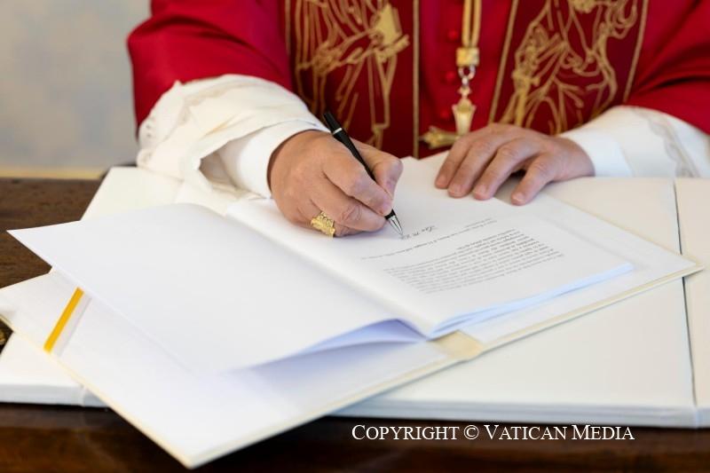 firma enciclica papa