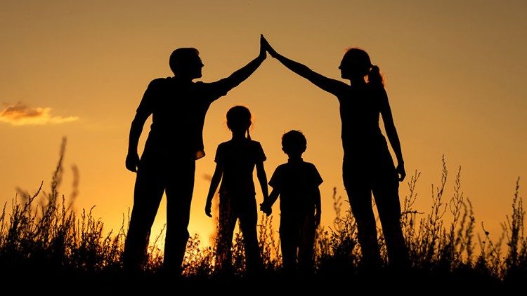 Famiglia controluce casa padre e madre