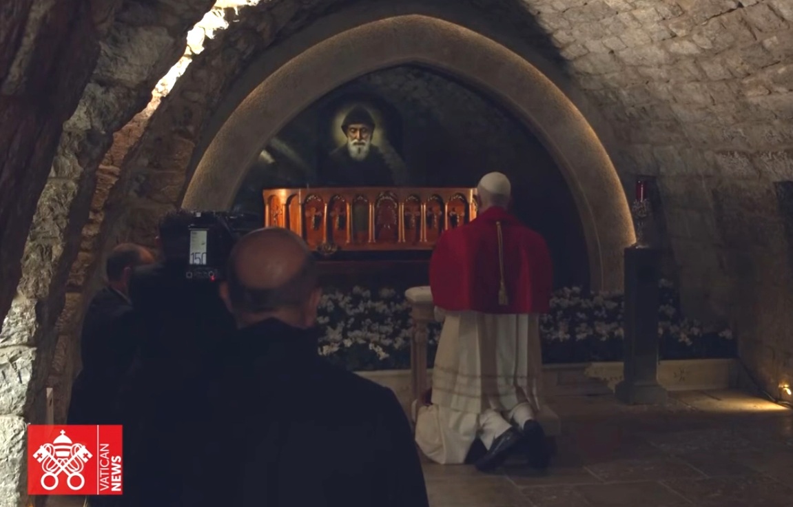 Santo Padre prega sulla tomba di St. Charbel