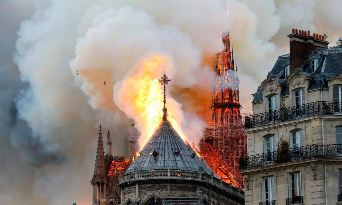 incendio a notre dame cattedrale