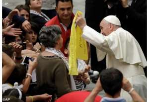 Papa Francesco con un gruppo di giovani