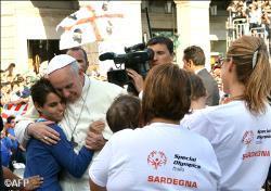 papa francesco abbraccio giovani cagliari