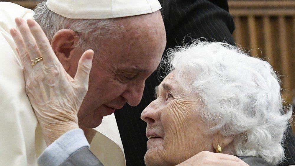 papa Francesco abbraccio anziana