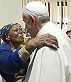 papa-francesco-abbraccio-3