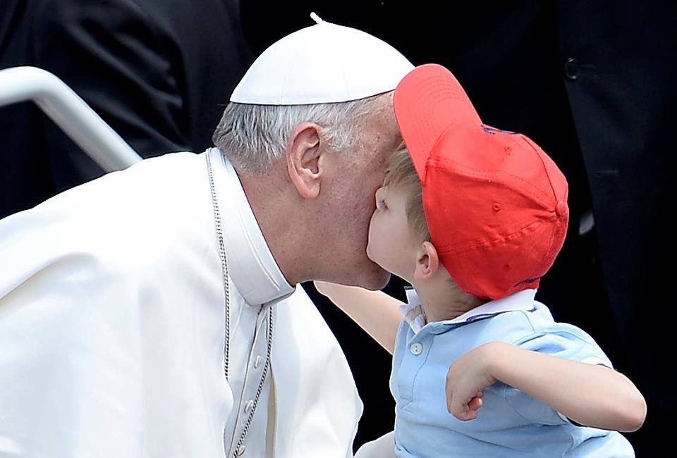 papa-francesco-bacio-bimbo