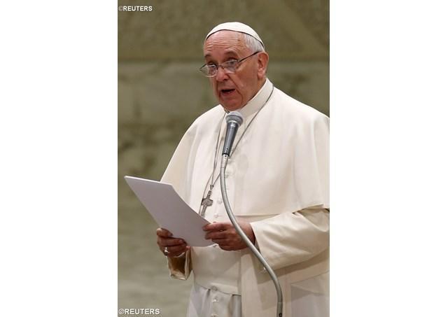 papa Francesco legge