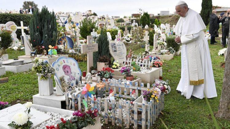 papa cimitero laurentino