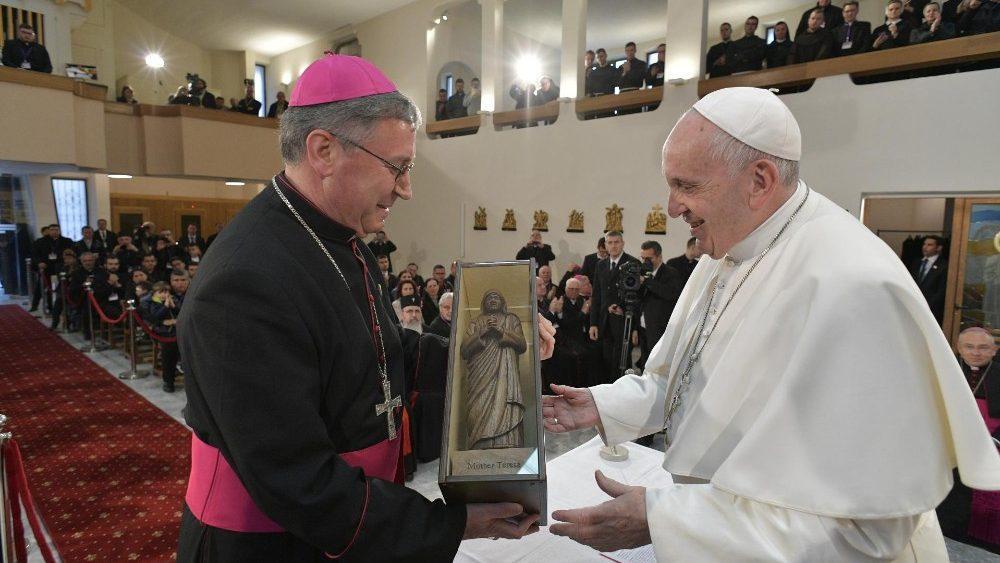 papa e clero a skopje