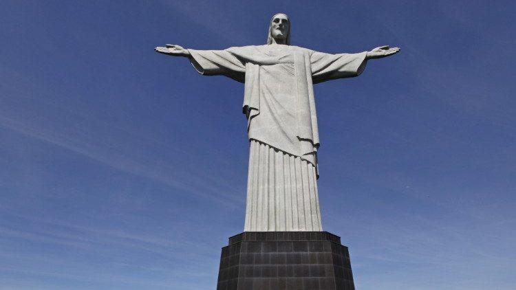 Il Papa il Cristo Redentore a Rio è un appello alla riconciliazione