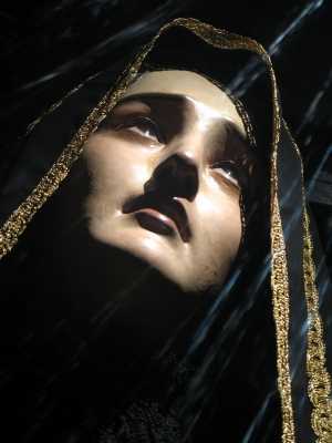 maria addolorata guarda al Figlio