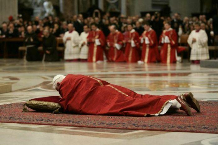 Benedetto XVi-prostrazione