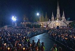 aux-flambeaux-papa-lourdes-2008.jpg