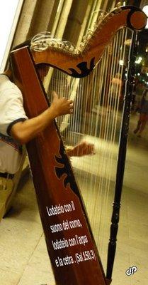 lodatelo-con-arpa